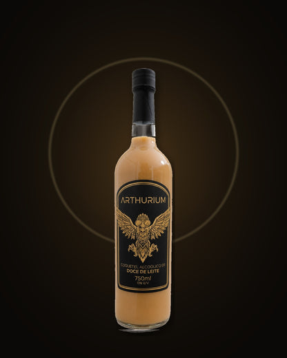 Garrafa de 750 ml do Arthurium Coquetel de Doce de Leite diante de um anel de luz dourada