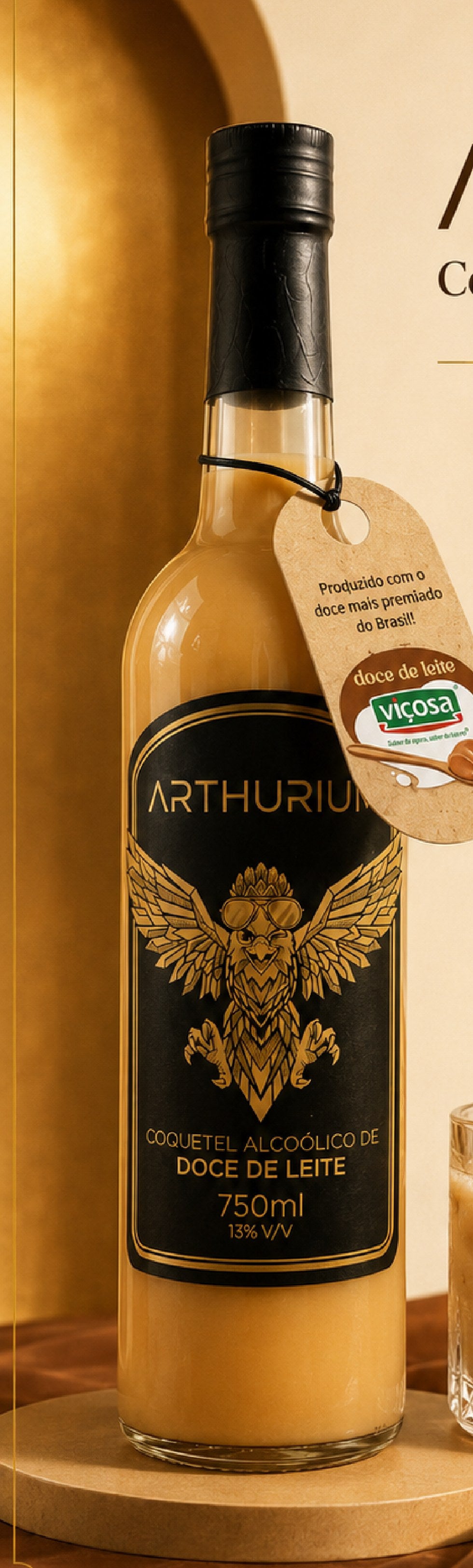 Garrafa de Arthurium sobre fundo creme, com a tag do Doce de Leite Viçosa pendurada no gargalo