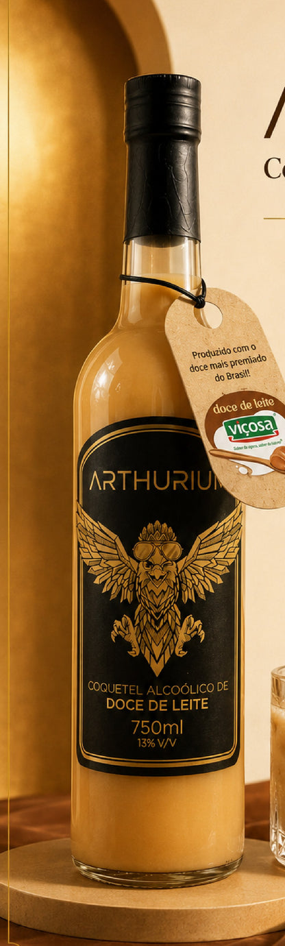 Garrafa de Arthurium sobre fundo creme, com a tag do Doce de Leite Viçosa pendurada no gargalo