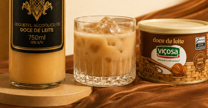 Copo com Arthurium servido com gelo ao lado da lata de Doce de Leite Viçosa