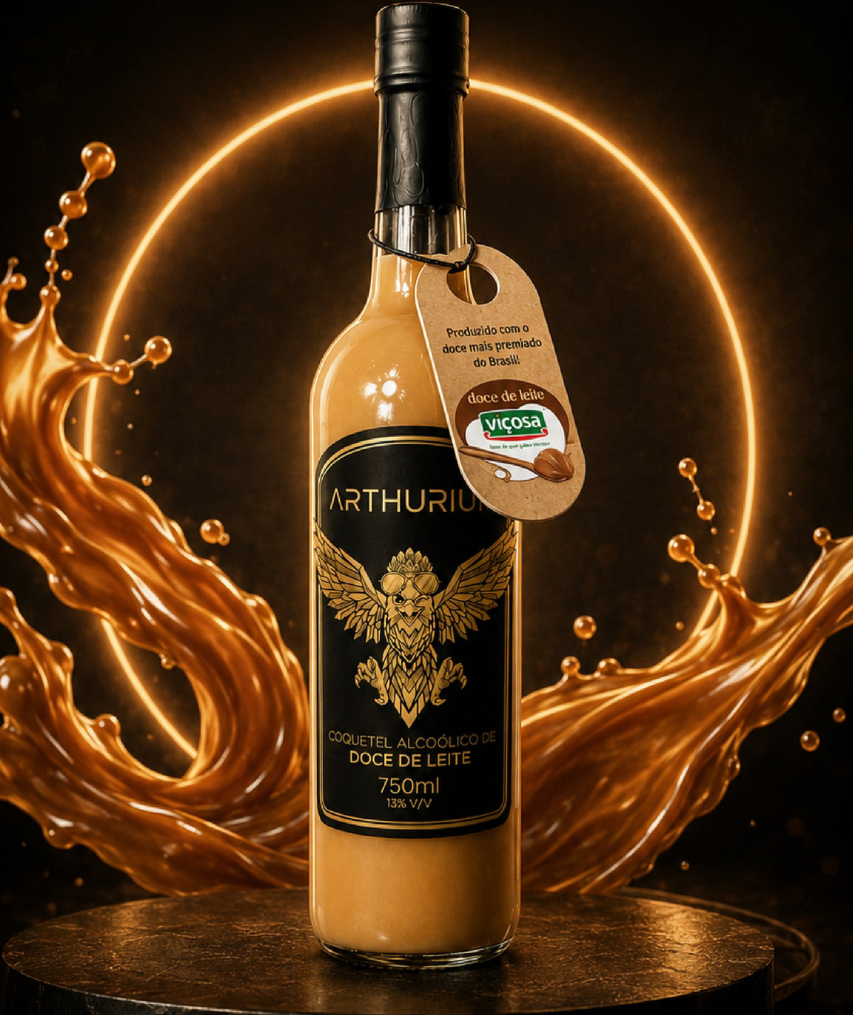 Garrafa de Arthurium Coquetel de Doce de Leite diante de um anel de luz dourada, com respingos de caramelo