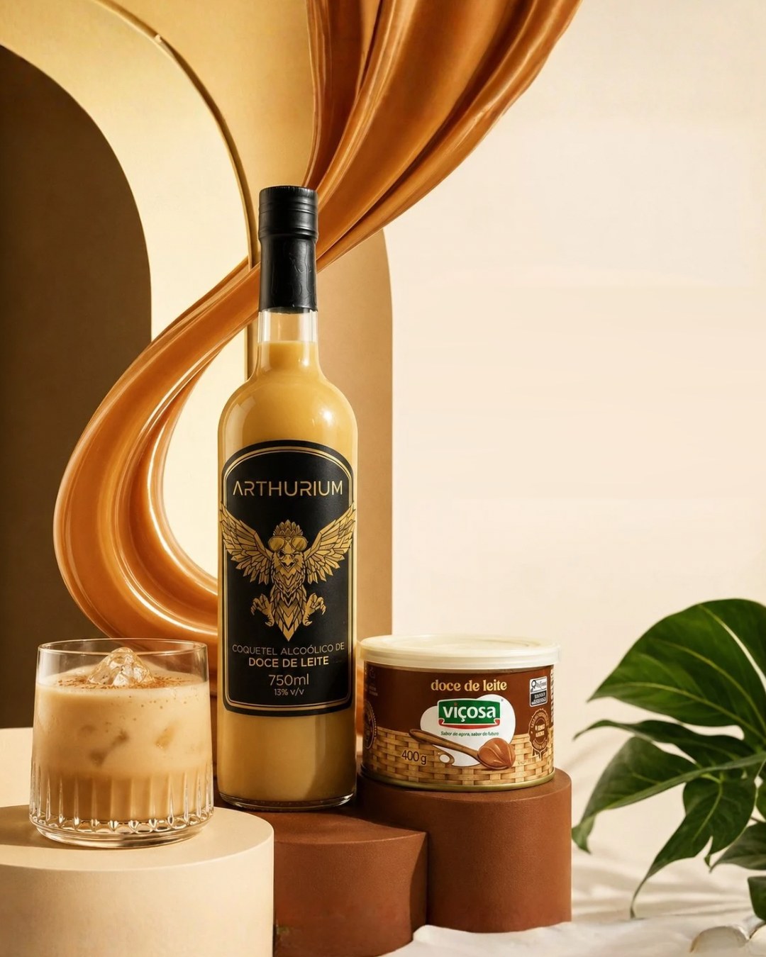 Garrafa de Arthurium entre um copo servido com gelo e a lata de Doce de Leite Viçosa, sobre fundo creme