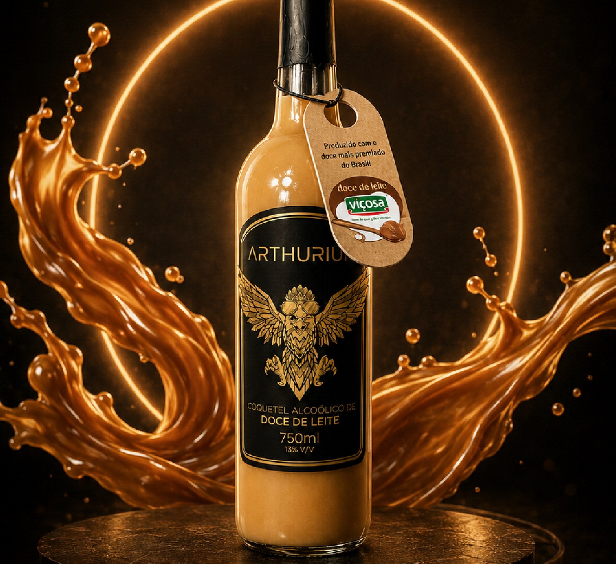 Garrafa de Arthurium Coquetel de Doce de Leite diante de um anel de luz dourada, com respingos de caramelo