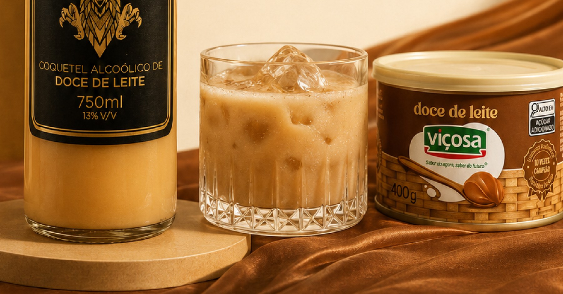 Copo de Arthurium servido com gelo ao lado da lata de Doce de Leite Viçosa